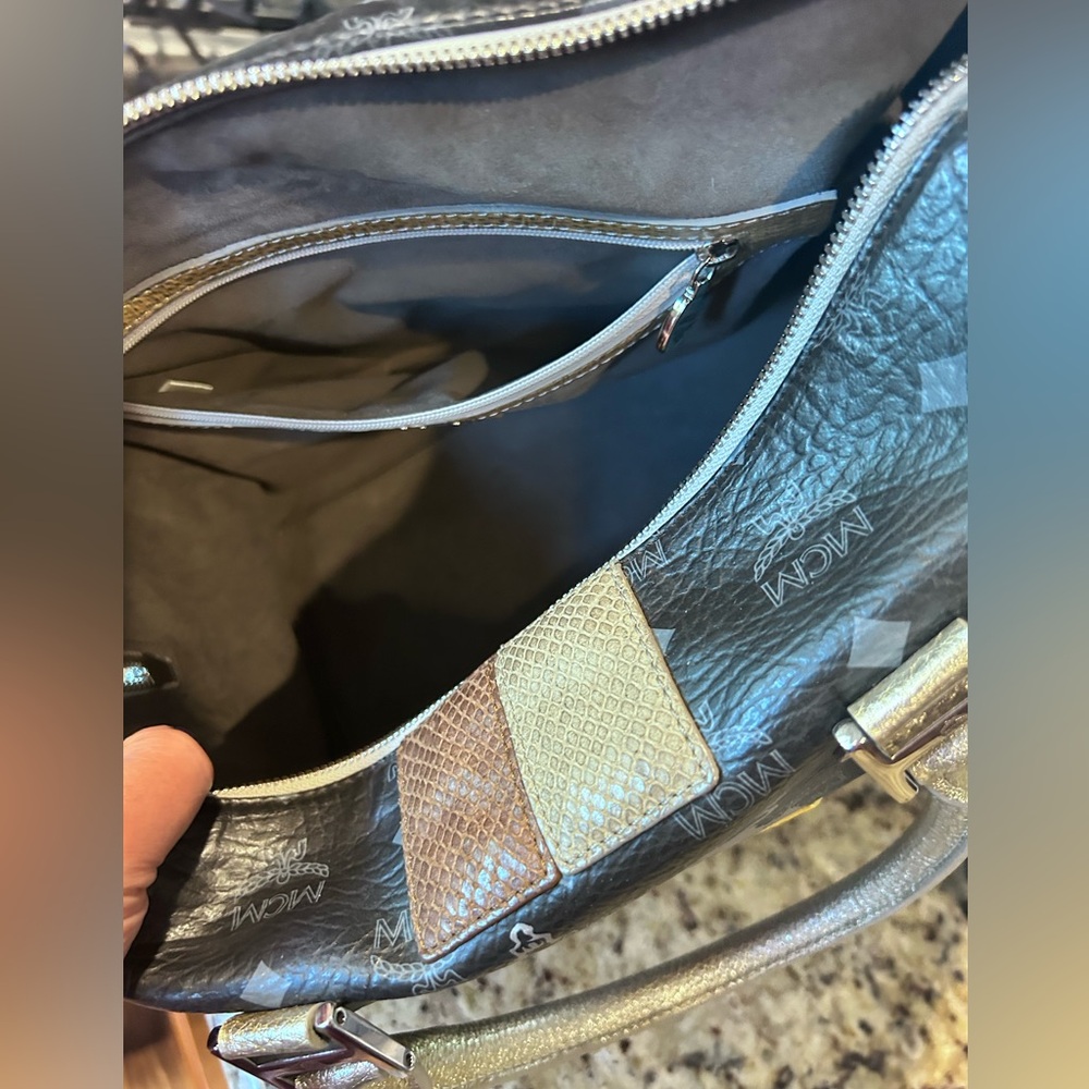 🔥 MCM 🔥Visetos Lion Princess Boston Black and Gold Lion Print Bag - Picture 12 of 13